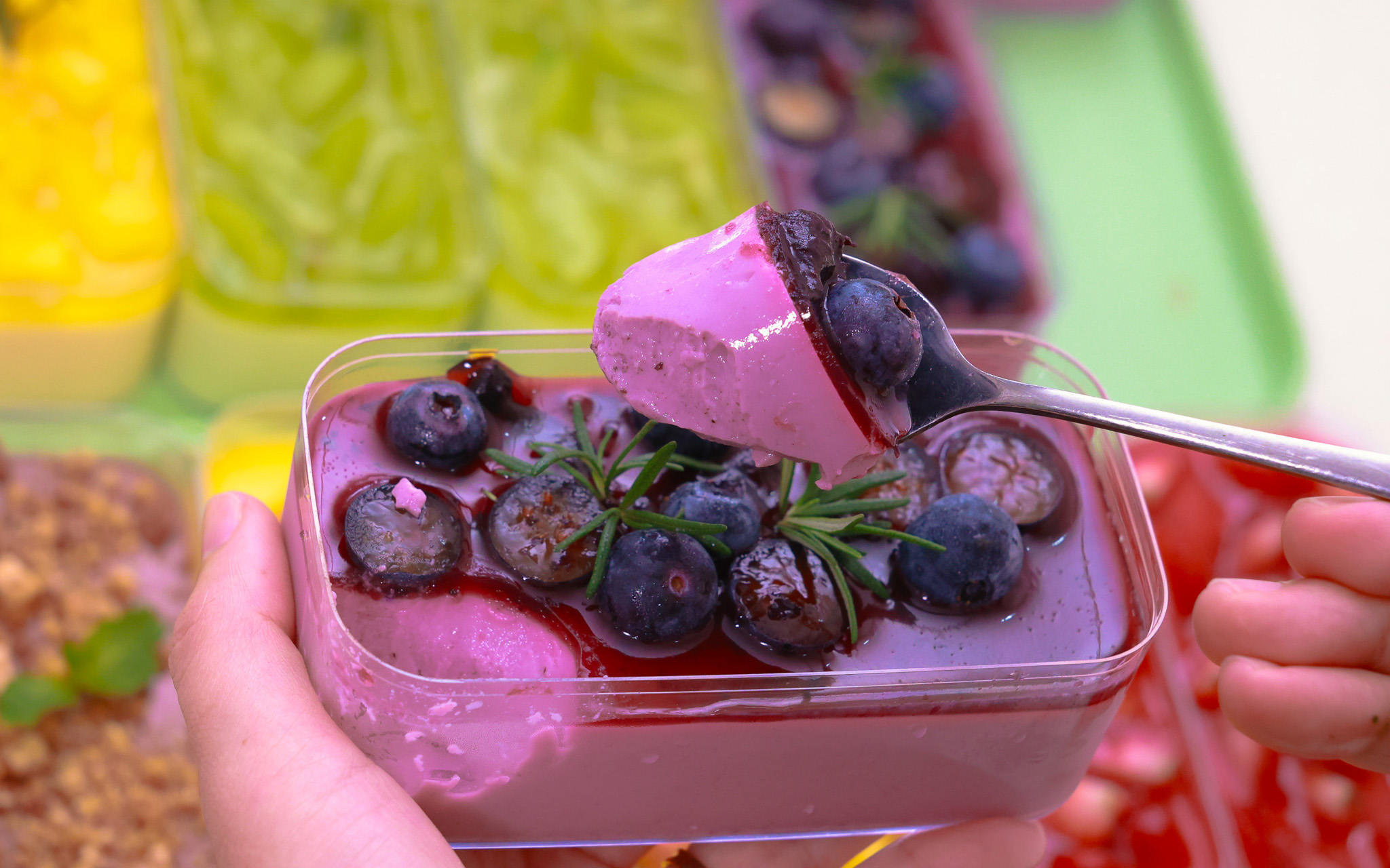 Cách làm panna cotta xốt mứt trái cây mềm mịn béo ngậy tại nhà cùng Bếp Song Ngọc